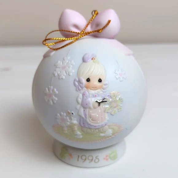 Precious Moments "He Covers the Earth with Beauty 1995" Ball Ornament with stand - Picture 1 of 4